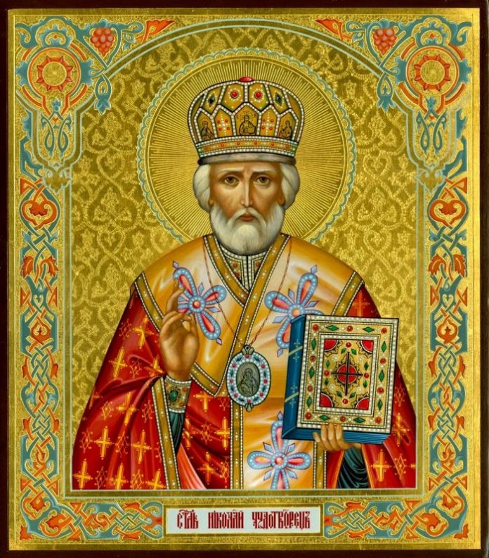 Перед иконой Николая Чудотворца следует читать каноны и акафист, посвященные его восхвалению