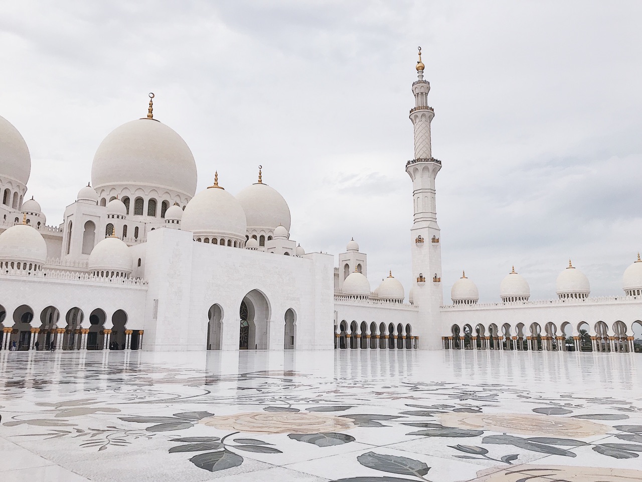 Расписание белой мечети. Мечеть шейха Зайда Абу-Даби. Белая мечеть в Абу-Даби. Мечеть шейха Зайда ландшафт. Мечеть шейха Зайда в Абу-Даби Архитектор.