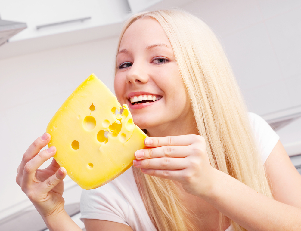 Отбеливание зубов сыром