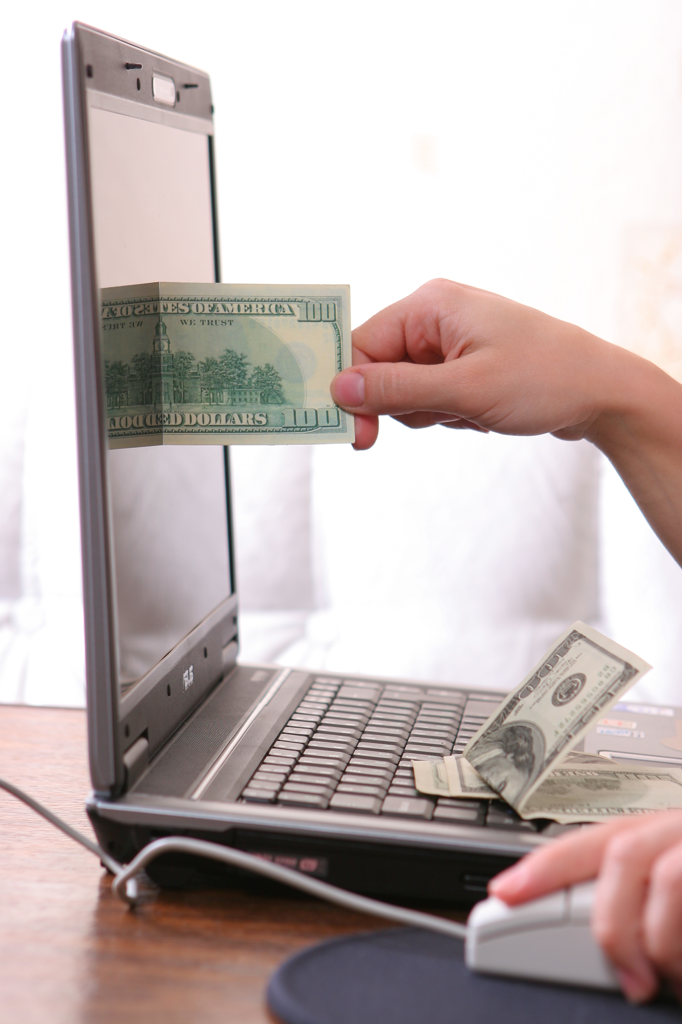 Электронные платежные системы взимают минимальную комиссию за перевод денег
