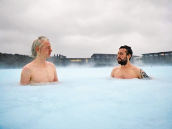 Джулиан Ассанж и Джейкоб Эпплбаум (справа) в Исландии Фото: via Rolling Stone Brasil, @maradydd