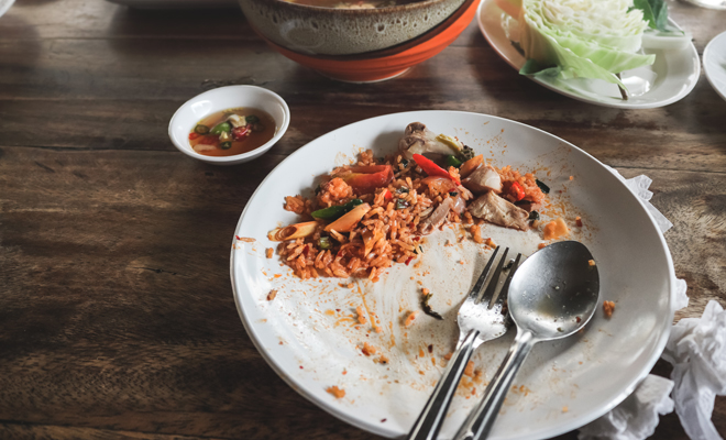 Оставить еду на тарелке - хороший тон во многих азиатских странах