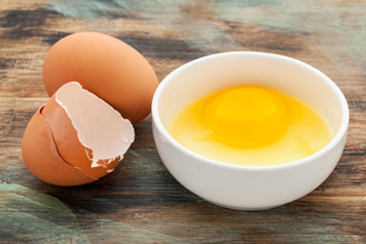 Разбитые яйца 2. Тарелка для яиц. Разбитое яйцо. Яйца разбитые в миске. Яйца в миске.