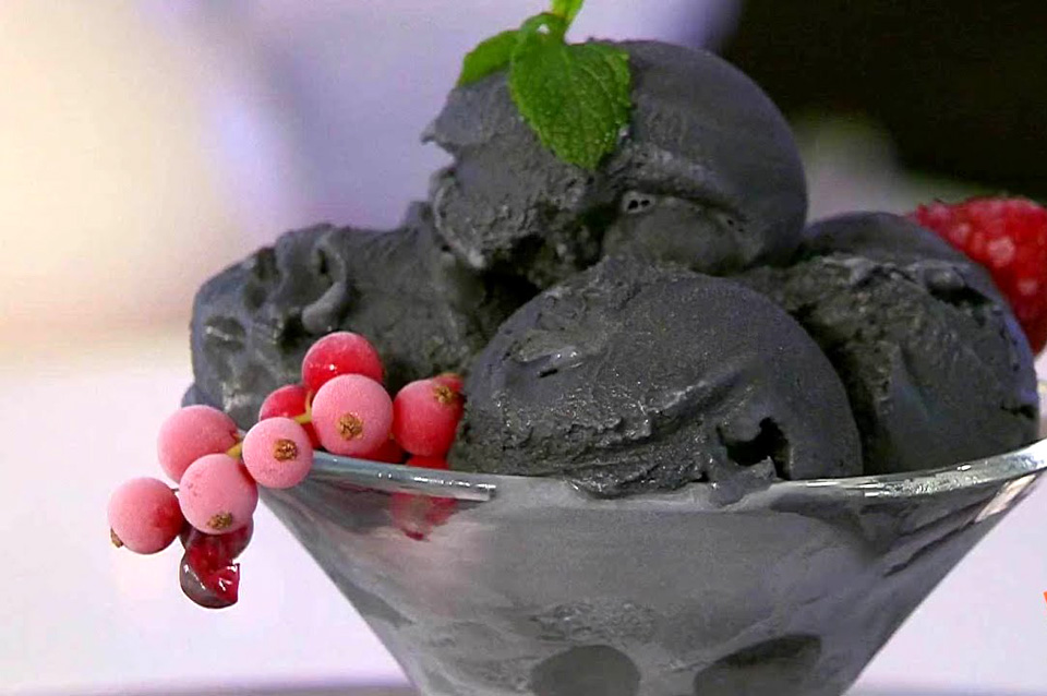 Черное мороженое с красителем