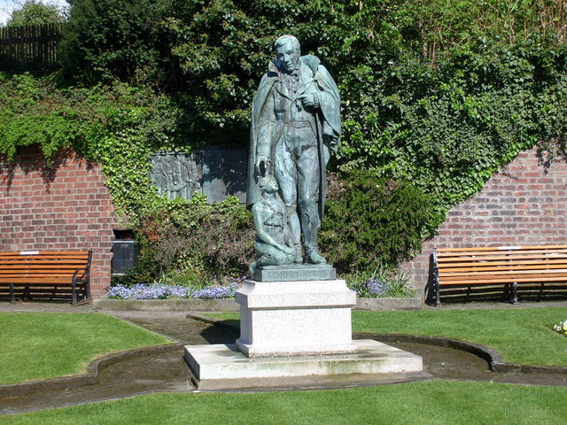 Памятник Роберту Оуэну в Манчестере