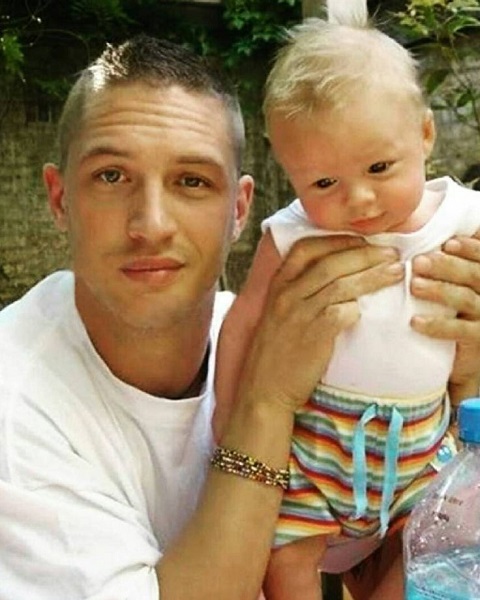 Актер Том Харди с сыном