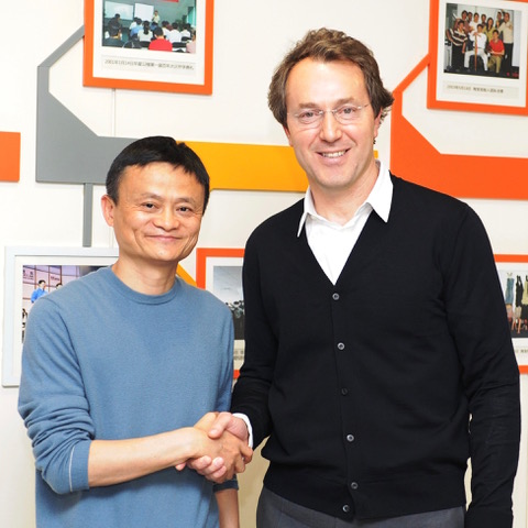 На фото: Руслан Байсаров с основателем Alibaba Group
