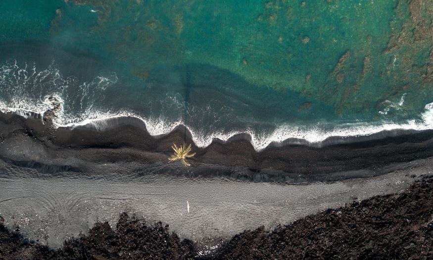 черный пляж на Гавайях