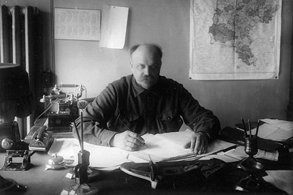 Дмитрий Курский в своем кабинете за работой