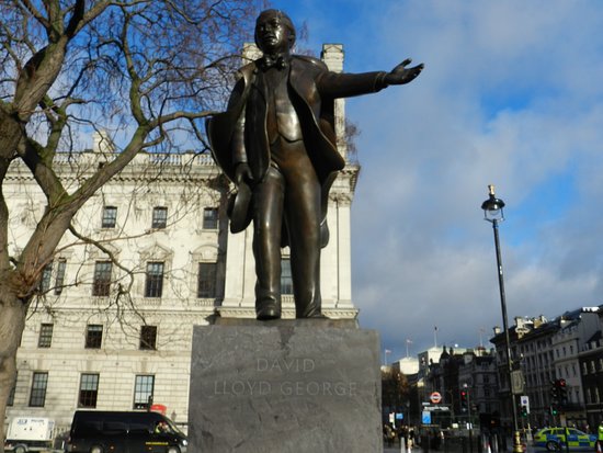 Памятник Дэвиду Ллойду в Лондоне