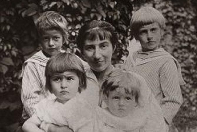 Зинаида Серебрякова с детьми