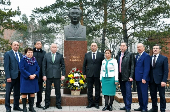 Памятник Канышу Сатпаеву