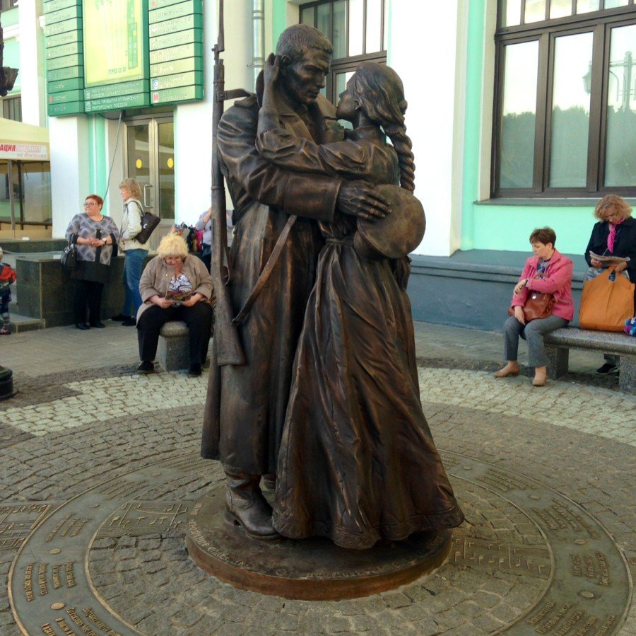 Скульптура «Прощание славянки» на Белорусском вокзале в Москве