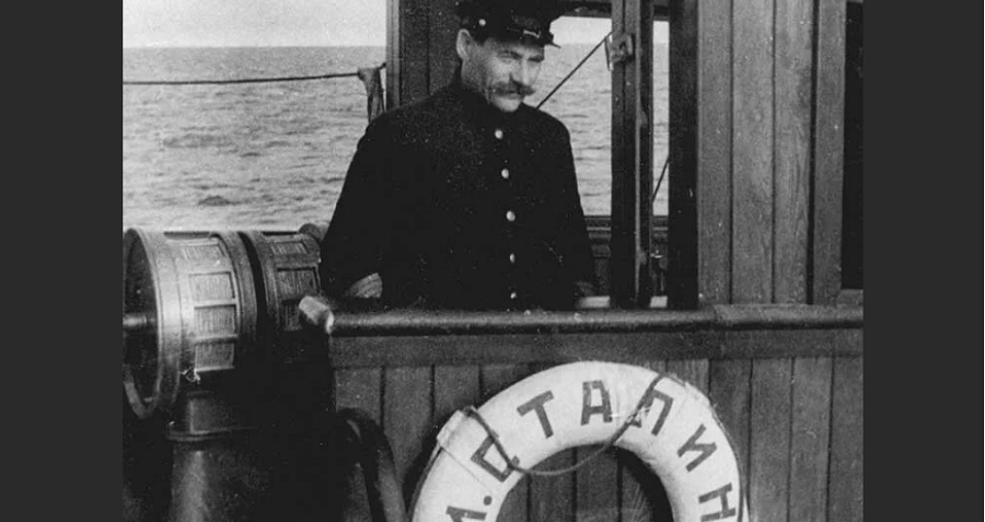 Владимир Воронин на капитанском мостике ледокола «И. Сталин»