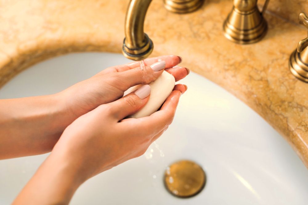 Чим небезпечний антисептик після миття рук з милом