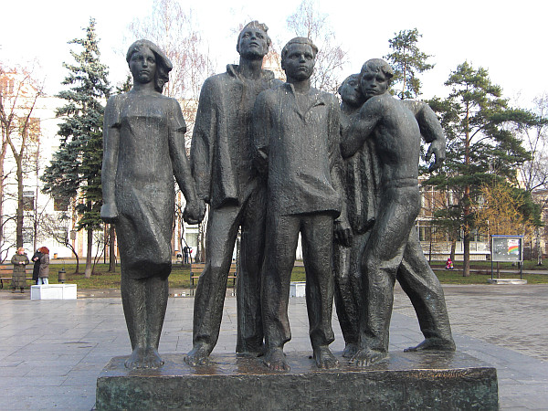 Скульптурная группа, изображающая молодогвардейцев, на Миусской площади в Москве