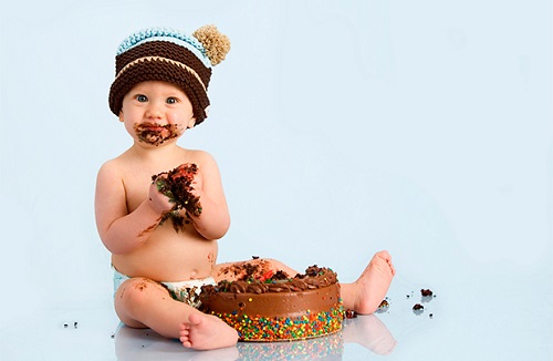 Ребенок ест торт
