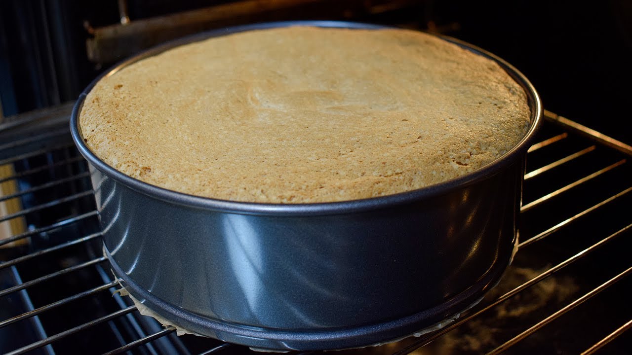 Тесто после духовки. Приготовление бисквитного теста. Форма для бисквита. Бисквитное тесто приготовление. Выпечка бисквита.