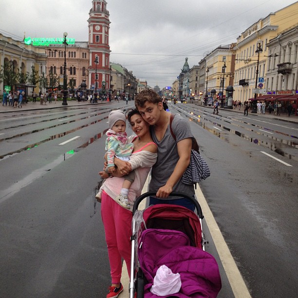 Актер Алексей Демидов с женой и дочкой