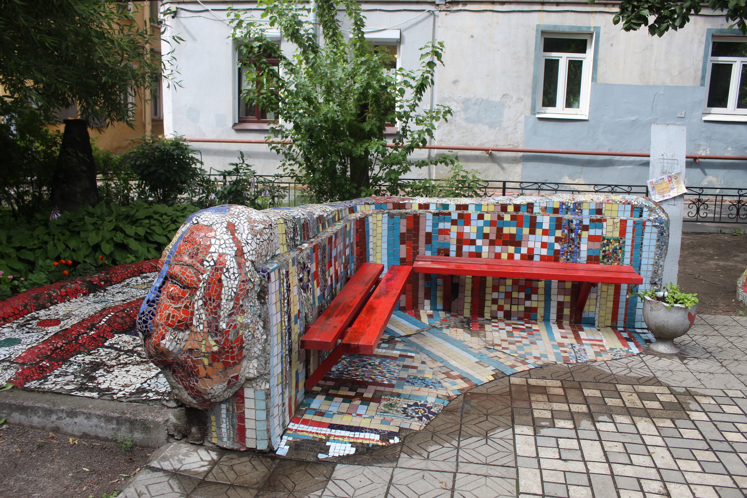 Мозаичный дворик на улице Чайковского в Санкт-Петербурге