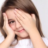 Почему ребенок моргает глазами часто