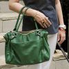 С чем носить зеленую сумку
