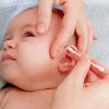 Как научиться чистить уши младенцу