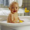 Новорожденный в большой ванне