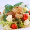 Салат с морскими гребешками