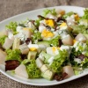 Как приготовить картофельный салат с копченой скумбрией и яблоком?