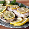 Как запечь рыбу с лимоном и чесноком