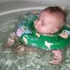 Купание малыша во взрослой ванне