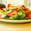 Салат из курицы-гриль с клубникой и шпинатом