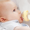Как правильно кормить ребенка из бутылочки?