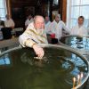 Как освящается крещенская вода в православных храмах