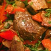 Говядина, тушенная с беконом и чесноком
