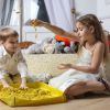 Как занять ребенка дома: космический песок
