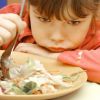 Накормить капризного ребенка помогают маленькие хитрости