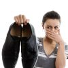 Справиться с неприятным запахом из обуви можно подручными средствами