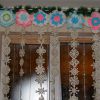Новогодний декор: как сделать шторы из бумажных снежинок