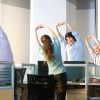 Работая в офисе, можно выполнять несложные упражнения для поддержания фигуры в форме
