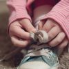 Научить ребенка завязывать шнурки можно с помощью занимательных игр