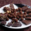 Из обычного шоколада можно приготовить необычные сладости
