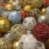 Почему елку украшают шарами