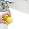 Как быстро очистить кафель и сантехнику с помощью лимона 
