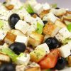 Как приготовить греческий салат с сухариками и курицей