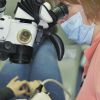 Процесс лечения кисты на зубах с помощью микроскопа