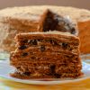 Как приготовить торт "Медовик" с черносливом и грецким орехом