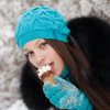 Девушка ест мороженое зимой