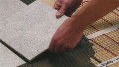 Как клеить напольную плитку